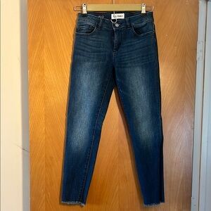 DL1961 Blue Ankle Cropped Jeans with Modern Casual Style